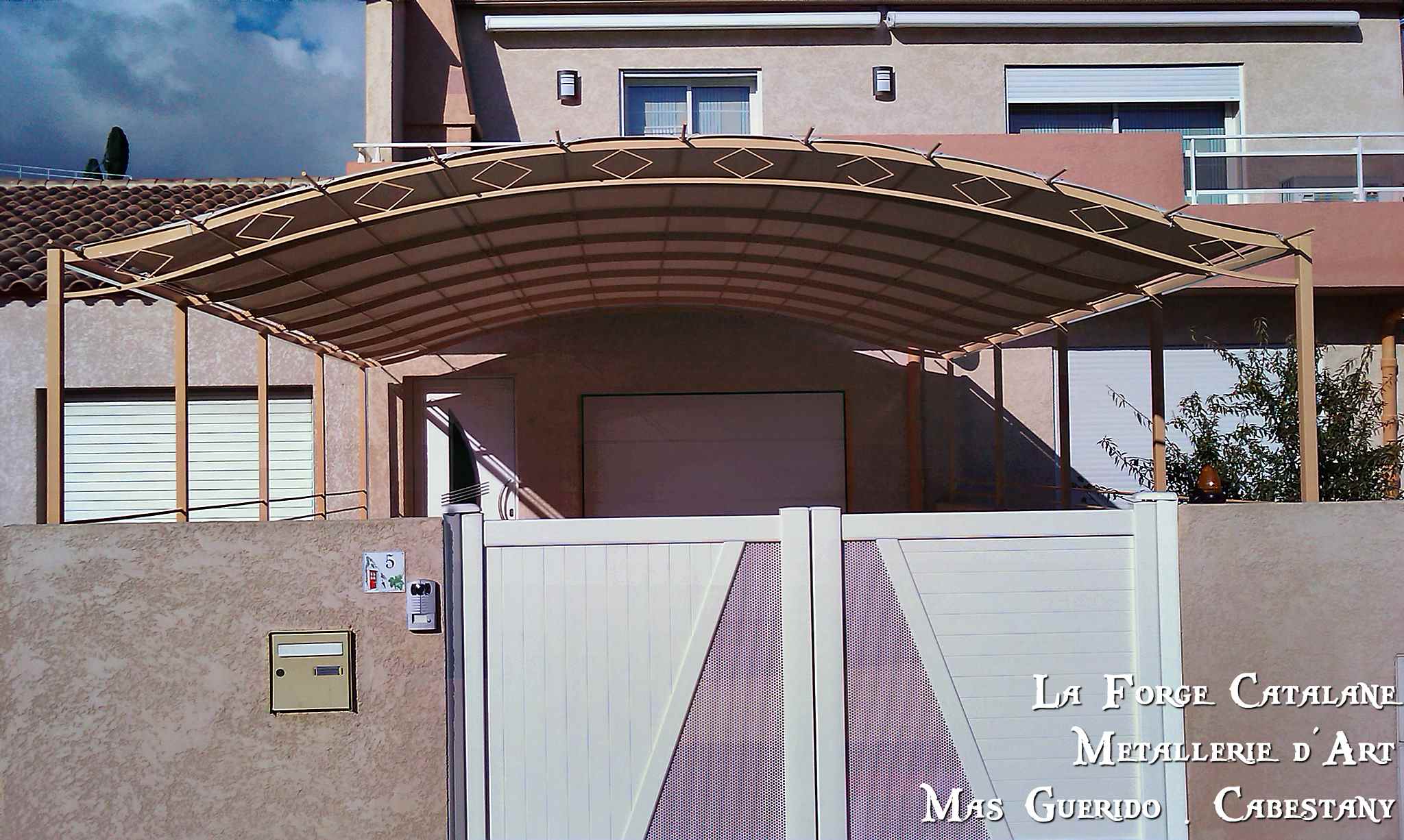 tonnelle moderne  frise avec losanges forge catalane.jpg